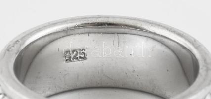 Ezüst (Ag) gyűrű, kristállyal ékítve, jelzett, m: 58, bruttó: 6,5g