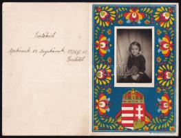 1936 Iskolás kislány emléklapja fotóval, kezében magyar olvasókönyvvel, szüleinek dedikálva, hátoldala kissé foltos, törésnyommal, fotó mérete 7,5x5 cm, teljes méret: 19x12 cm