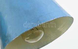 Csíptetős lámpa, 2 db.
Vintage fém csíptetős olvasólámpák, egyik kék fix búrájú, másik piros korpus...