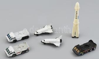 Space szett. 2 db fehér Matchbox és egy fekete Matchbox űrjármű szállító 2 db ,,Siku" Nasa Columbia űrsikló plusz egy rakéta-használt, fém és műanyag játékok. h: 7-13cm