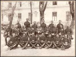 cca 1930 Magyar katonák csoportképe, néhány közölük kitüntetésekkel dekorált, vintage keményhátú fot...