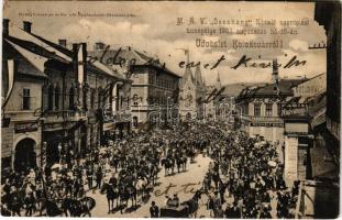 1906 Kolozsvár, Cluj; MÁV &quot;Összhang&quot; zászlószentelési ünnepélye 1903 augusztus 16-án, részvénytársaság, Fogászati műterem, Farkas Ignác, Herman Gyula, Reichelt Mihály és Janovitz Géza üzlete, Párisi Nagyáruház. Dunky fivérek fényképészek fölvétele után / flag consecration ceremony of the Hungarian State Railways, dentistry, shops (EB)