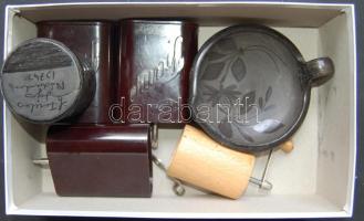 3db Tramp márkájú régi kávédaráló,1db fa fűszerdaráló és agy nádudvari jelzéssel ellátott égetett agyag pohár füles alátéttel, fekete színben