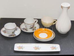 9db különböző kis porcelántétel, benne: hollóházi, pécsi kézműves illetve ismeretlen jelzéssel ellátott csészék, alátétek és egy váza is