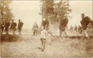 1916 Kolozsvár, Cluj; Osztrák-magyar katonák és gyerek puskával / WWI Austro-Hungarian K.u.K. military, soldiers and boy with rifle. photo (EK)