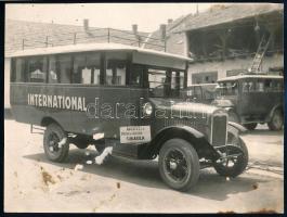 cca 1930 Nagyvárad, Vadász Karosszériagyár, autóbusz, fotó, felületi sérülésekkel, hátoldalon albumba ragasztás nyomaival, 17×22,5 cm