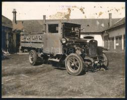 cca 1930 Temesvár, Casino Timisoara teherautó, fotó, felületi sérülésekkel, hátoldalon albumba ragasztás nyomaival, 17,5×22,5 cm