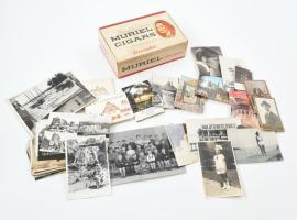 Vegyes fotó tétel: régi családi képek, gyerekek, városképes leporellók, stb., szivaros dobozban