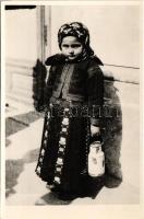 Kalotaszeg, Tara Calatei (Kolozs megye); népviselet, kislány ételhordóval / folklore, girl with dinner pail (vágott / cut)