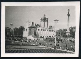 1938 Budapest, Hősök tere, Eucharisztikus Kongresszus, fotó, 6,5×8,5 cm