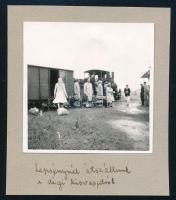 cca 1943 Átszállás Lepsénynél a dégi kisvasútról, kartonra ragasztott, feliratozott fotó, 5,5×5,5 cm