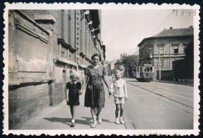 1941 Budapest, sétáló család, háttérben az 56-os villamos, 6×9 cm