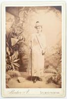 cca 1880 Lány műteremben Baker A. selmecbányai fotós kabinetfotója 11x17 cm