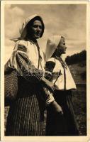 1936 Gyimes, Ghimes; Csángók, erdélyi folklór / Ciangei din Ghimes / Transylvanian Ceangai folklore. Foto orig. J. Fischer (EK)