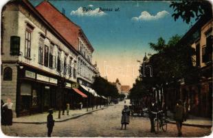 1918 Győr, Baross út, kerékpáros férfi, Dr. Mayer fogorvos, Winter Z., Arnady Flórián, Beck Nővérek, Bíró Pál és Strausz Jenő üzlete (b)