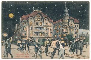 1910 Nagyvárad, Oradea; Fekete Sas szálló éjjel, villamosok. Humoros montázs részeg férfiakkal. Benkő Artur kiadása / hotel at night, trams. Humorous montage with drunk men