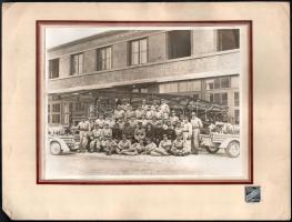 cca 1940 Debrecen, tűzoltók csoportképe a tűzoltóság épülete előtt, szerkocsival, kartonra kasírozott fotó Burg József debreceni műterméből, 17×22 cm