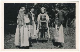 Sztána, Stana (Kalotaszeg, Tara Calatei); pártás leányok és legények. Lepage Lajos kiadása / folklore