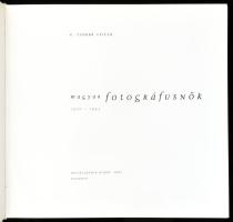 Csorba, Csilla: Magyar fotográfusnők. Bp., 2001., Enciklopédia. Benne Zinner Erzsébet, Rosie Ney, Ká...