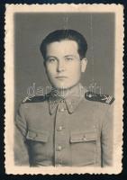 1939 Pápa, magyar pilóta egyenruhás fotója, fotó felületén törésnyom, 8×6 cm