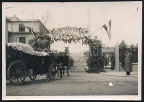 1941 Délvidéki bevonulás, díszkapu Isten hozott felirattal, fotó, 6×9 cm