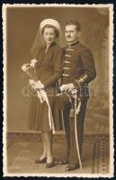 1938 Rendőr és felesége, fotó Brunhuber budapesti műterméből, 13×8,5 cm