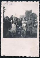 1940 Erdély, bevonulás, katonák népviseletes lányokkal, motorral, fotó, 8,5×6 cm