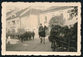 1940 Bevonuló Horthy-katonák menetoszlopban, fotó, 6×8,5 cm