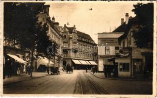 1938 Nagyszeben, Hermannstadt, Sibiu; Mária királyné út, Drogéria, Thomas Keller vendéglő, Traugott W. üzlete, autó. Foto orig. E. Fischer 1938. 25. / Strada Regina Maria / street, drogueria, restaurant, shops, automobile