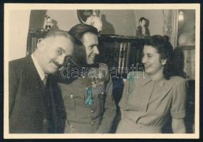 cca 1943 Sziday Béla csendőr főhadnagy baráti társaságban, vaskereszttel, kitüntetésekkel, 6×8,5 cm
