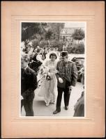 cca 1940 Horthy-katonatiszt esküvőre kíséri lányát, vitézi jelvénnyel, kartonra kasírozott fotó, 23×15,5 cm