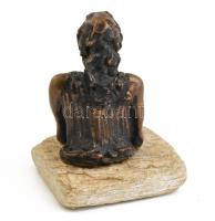Csóka Zsuzsanna: Tenyérből fújt üzenet. Bronz, kőtalapzaton, jelzett, m: 14,5 cm
