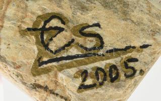 Csóka Zsuzsanna: Tenyérből fújt üzenet. Bronz, kőtalapzaton, jelzett, m: 14,5 cm