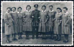 cca 1940 Német katonatiszt birodalmi sasos köpenyt viselő nővérek társaságában, fotólap, jó állapotban, 13,5x8,5 cm