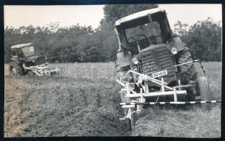 1968 Traktorok, mezőgazdasági munka, sajtófotó, a hátoldalon feliratozott, pecséttel jelzett, 15x9 cm