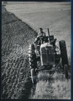 1967 Őszi szántás a monori határban, traktorral, sajtófotó, a hátoldalon feliratozott, pecséttel jelzett, 18x13 cm