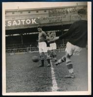 1966 Magyar labdarúgók a 30-as, 40-es évekből (Dudás, Müller), sajtófotó, a hátoldalon feliratozott, pecséttel jelzett, 13,5x13 cm