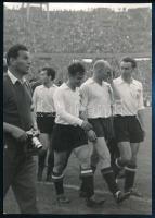 1961 Osztrák-magyar labdarúgómérkőzés, sajtófotó, a hátoldalon feliratozott, pecséttel jelzett (Magyar Hírek - Novotta Ferenc felvétele), 18x13 cm