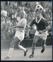1965 Göröcs János válogatott labdarúgó, az Újpesti Dózsa játékosa meccs közben, sajtófotó, a hátoldalon feliratozott, pecséttel jelzett, 15x13 cm