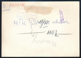 1966 Az MTK játékosai edzés közben, sajtófotó, a hátoldalon feliratozott, pecséttel jelzett, 18x13 c...