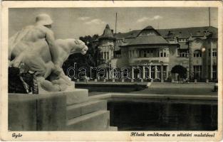 1942 Győr, Hősök emlékműve a sétatéri mulatóval (EK)