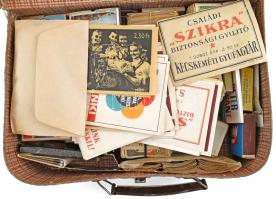 cca 1950-1970 Gyufacímke-gyűjtemény kis bőröndben, tartalmas, több ezer gyufacímke és doboz