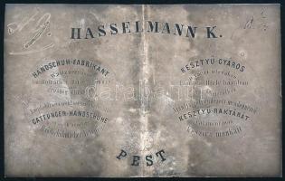 Hasselmann K. pesti kesztyű-gyáros kétnyelvű reklámja / névjegykártyája, XIX: sz. közepe, fényes felületű fotópapírra előhívva, középen törésnyommal, 10,5x6,5 cm