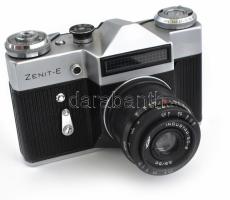 cca 1970 Zenit-E szovjet fényképezőgép, Industar-50-2 3,5/50 objektívvel, makro gyűrűvel, hozzá tele...