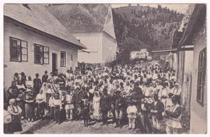 Gyimesbükk, Ghimes-Faget; búcsú, ünneplő falubelik az utcán. Adler és fia Brassó / procession, villagers, folklore