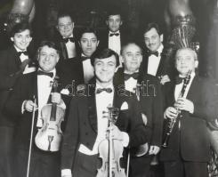 Puka Károly (1963- ) cigányprímásról készült felvételek, 10 db fotó, 18x13 cm körül + 2 db negatív