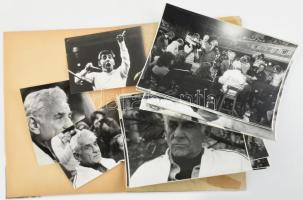 Leonard Bernstein (1918-1990) zeneszerző, karmester, zongoraművész, 12 db fotó + 1 db negatív (közte budapesti látogatásának képei), Hungaroton mappában