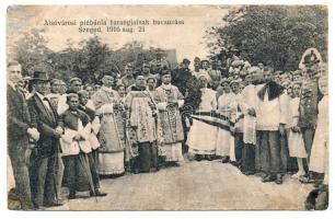 1916 Szeged, Alsóvárosi plébánia harangjainak búcsúzása augusztus 21-én, csendőr és püspök. Harangok rekvirálása a háborúhoz (r)