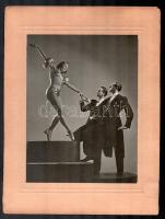 cca 1940 Táncos lány. fotó kartonon 25x35 cm