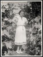 cca 1930 Egy lány különböző ruhákban 7 db fotó, egyiken a Keleti pályaudvarral 18x16 cm